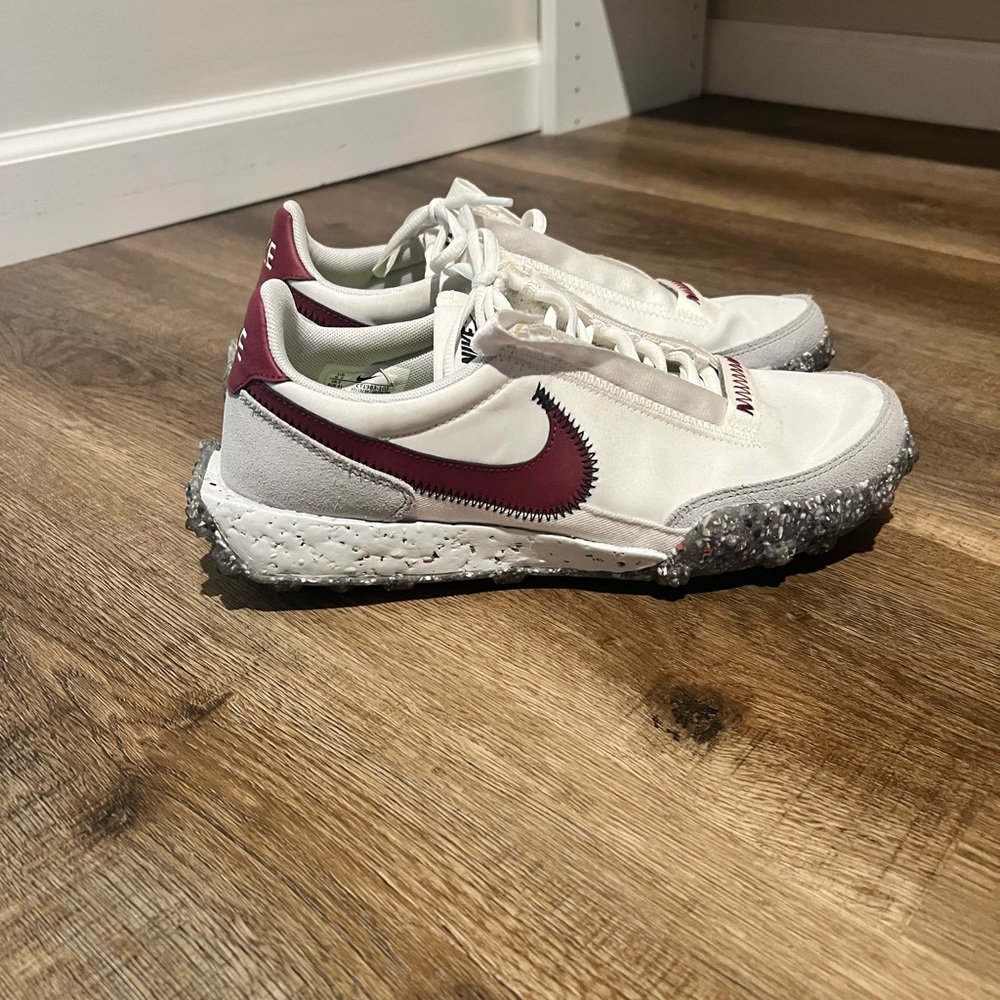 Nike Waffle Racer Crater
Summit White Team Red (Women's) 9.5